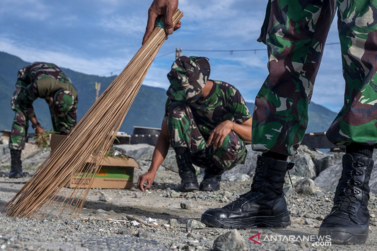 Aksi Bersih-bersih TNI AD di Pantai Talise Palu