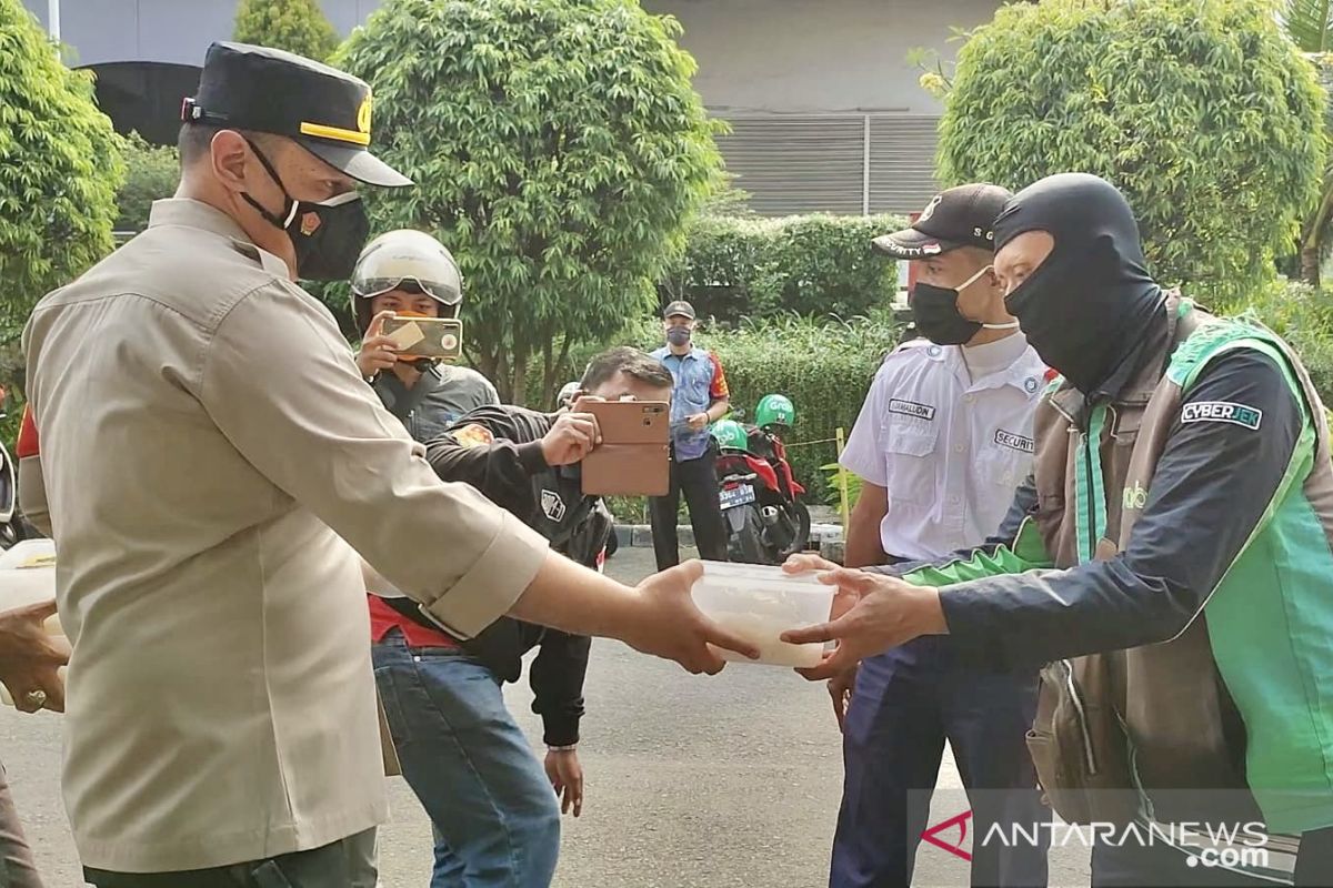 Polsek Kelapa Gading bagikan nasi kotak untuk bubarkan kerumunan ojek