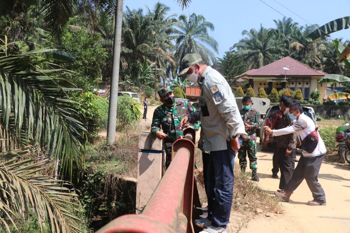 Wabup Tanjabbar tinjau jalan Muara Papalik