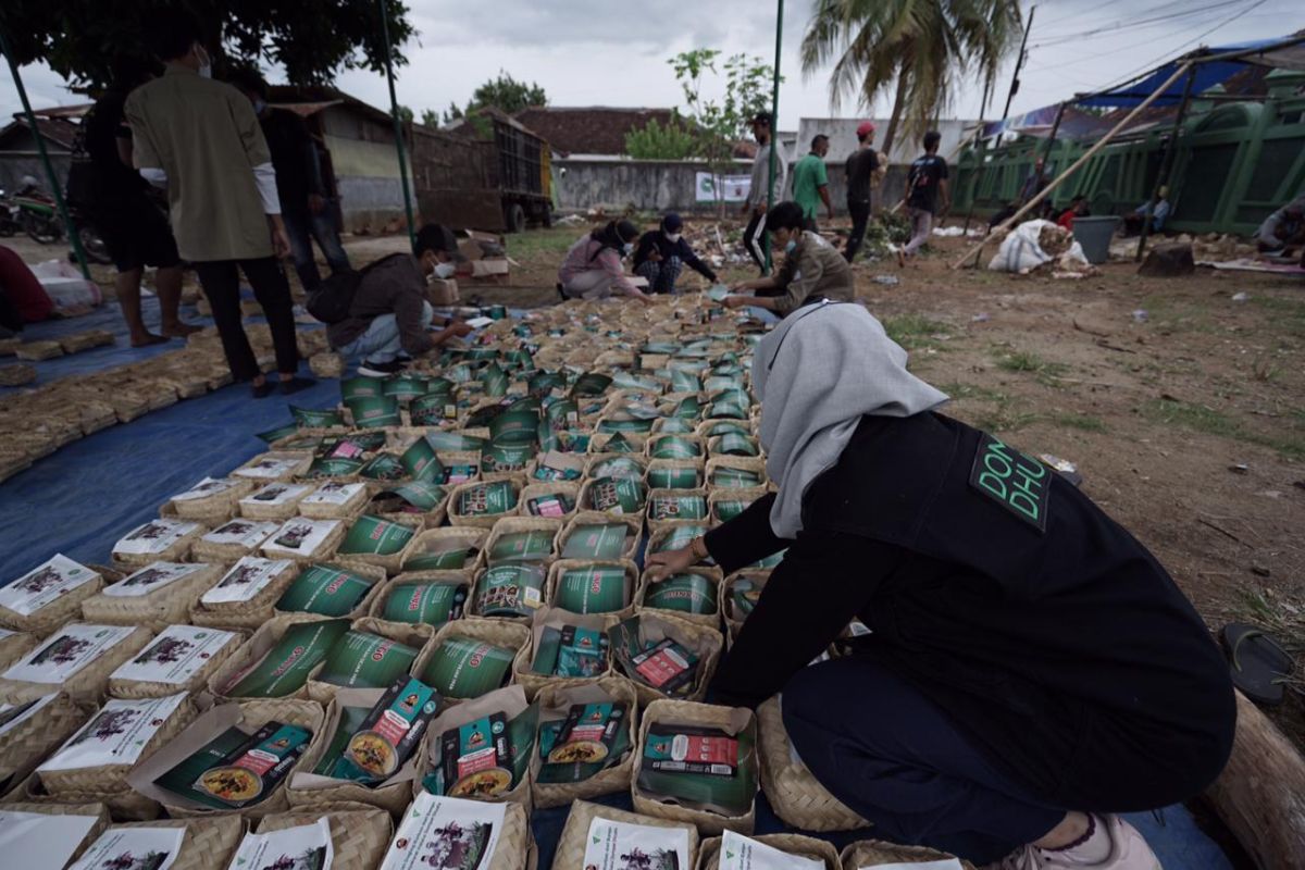 Dompet Dhuafa bersama Bango bagikan daging kurban bersama kecap dan Bumbu Racik Nusantara