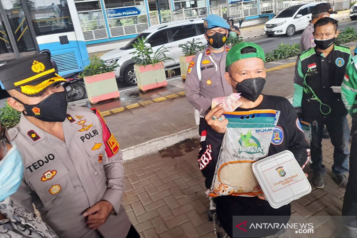 Polsek Matraman bagikan sembako untuk pengemudi ojek daring