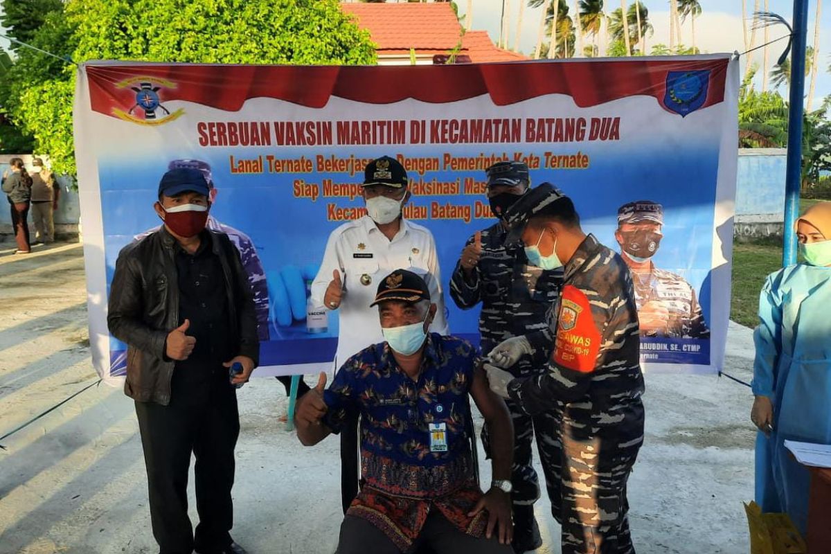 Masyarakat pesisir Ternate ikuti vaksinasi massal bersama Lanal, begini penjelasannya