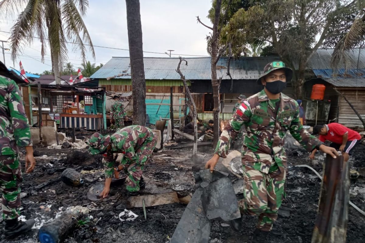 Satgas Pamtas membantu warga padamkan kebakaran dua warung di Sambas