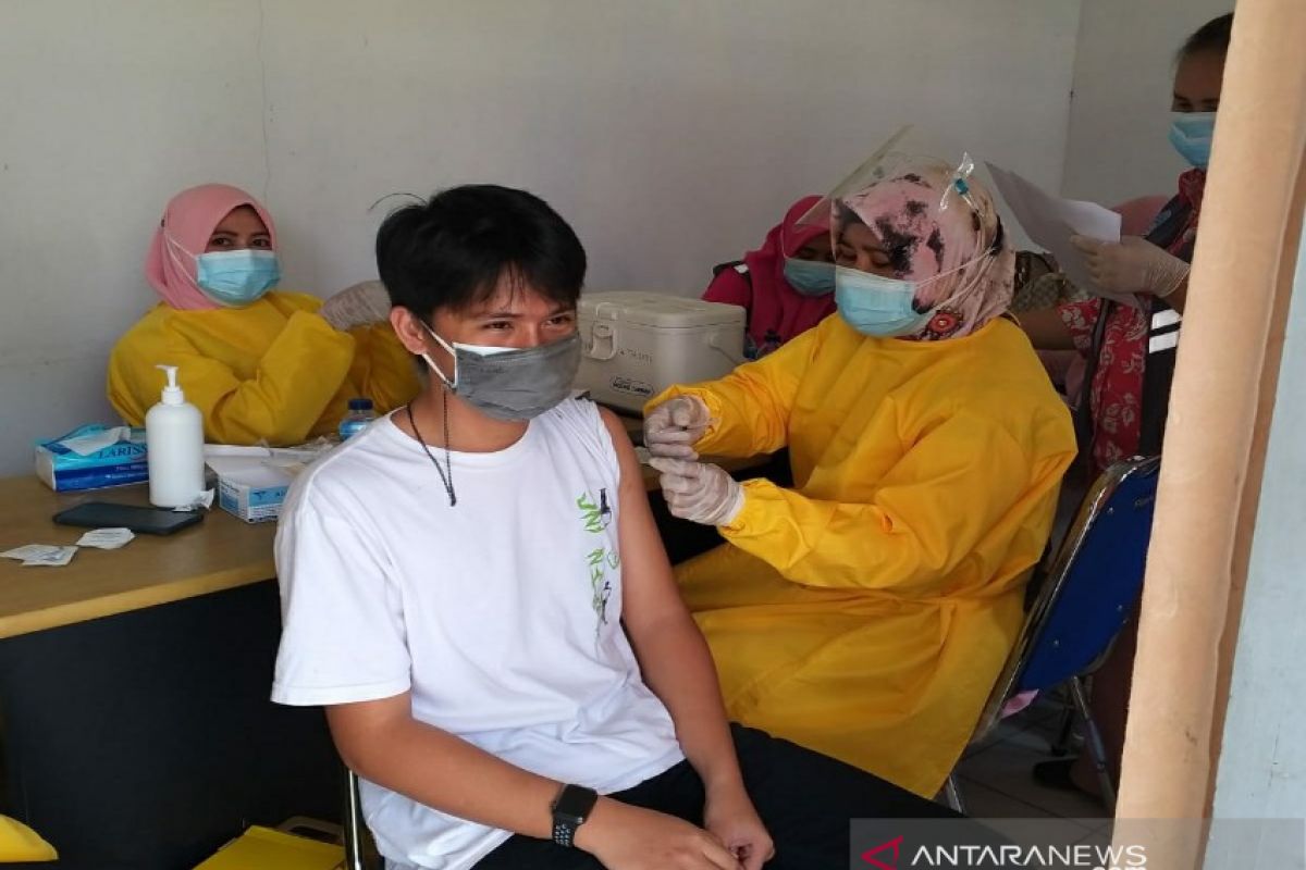 Dinas P3APPKB Sultra vaksinasi puluhan anak di Hari Anak Nasional