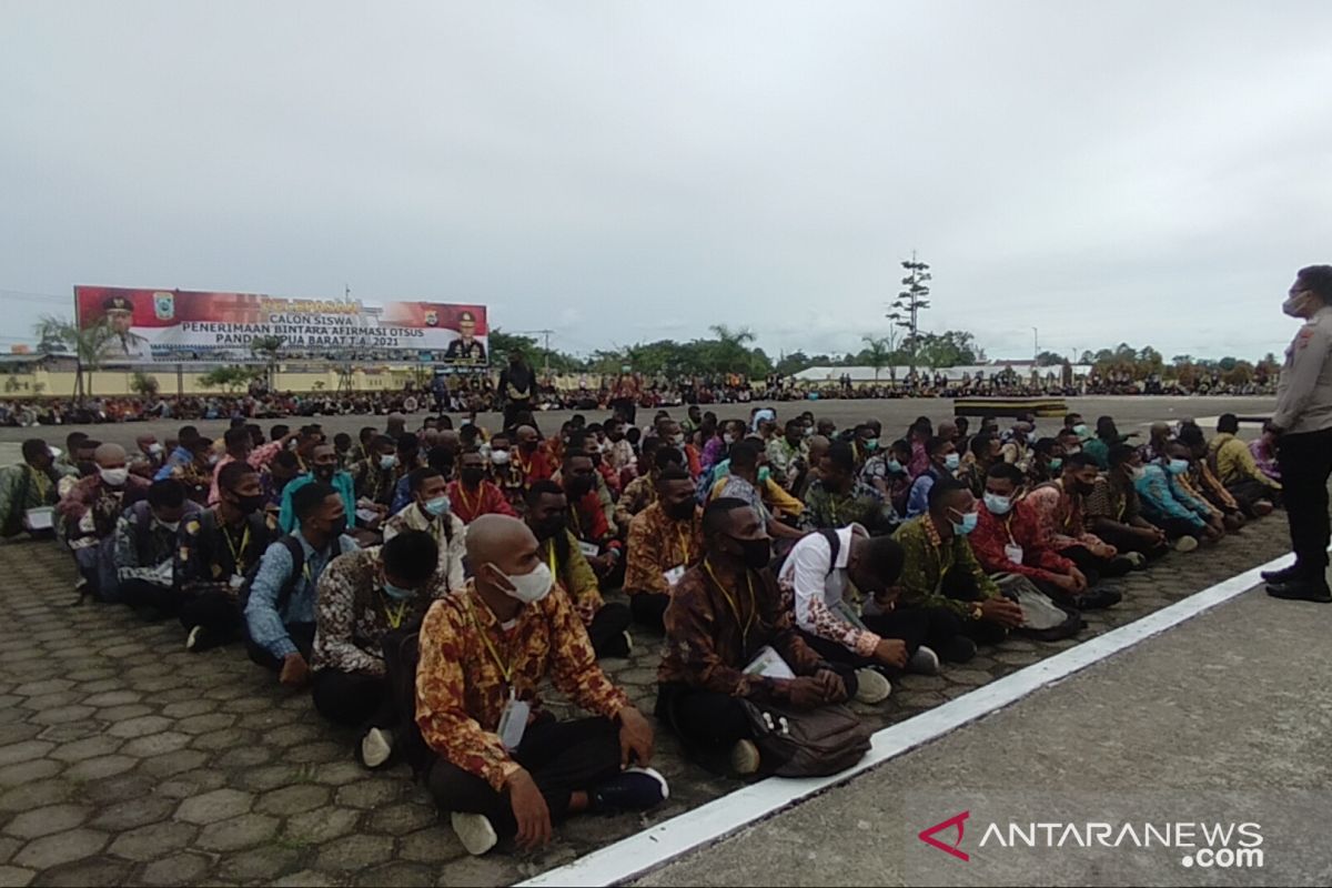 Gubernur Papua Barat melepas 2.111 Casis Bintara Polri