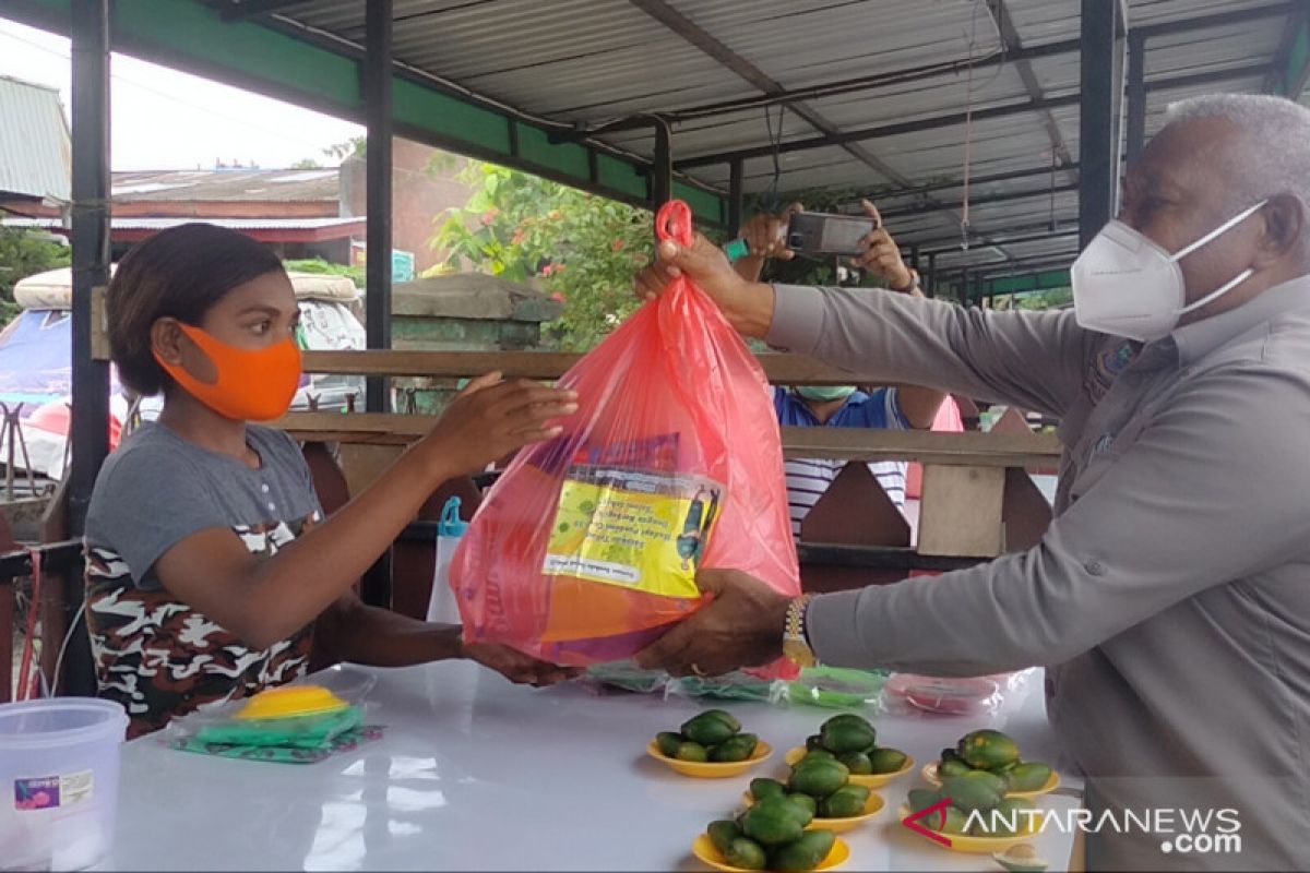 Gubernur Papua Barat salurkan bantuan bahan pokok bagi pedagang kecil di Manokwari