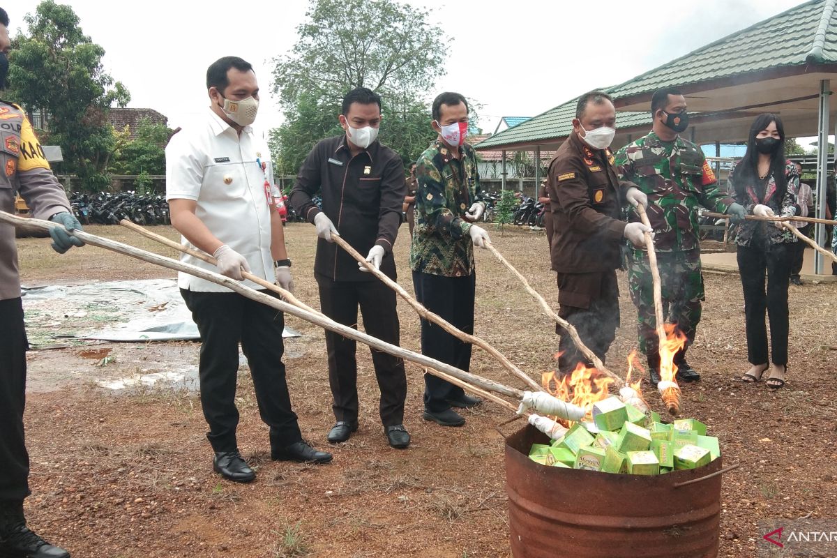 Kejari Banjarbaru musnahkan ratusan gram sabu dan ekstasi hingga obat kuat