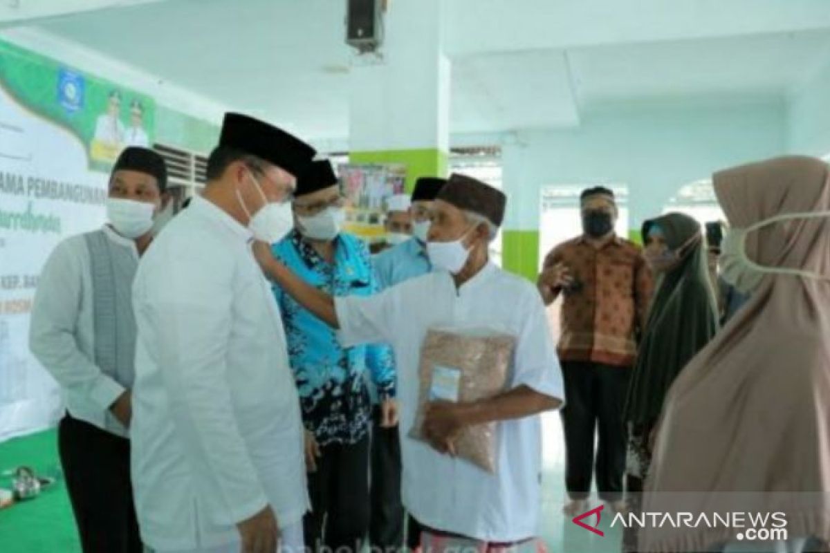 Gubernur Erzaldi serahkan paket sembako untuk mustahik Desa Teru