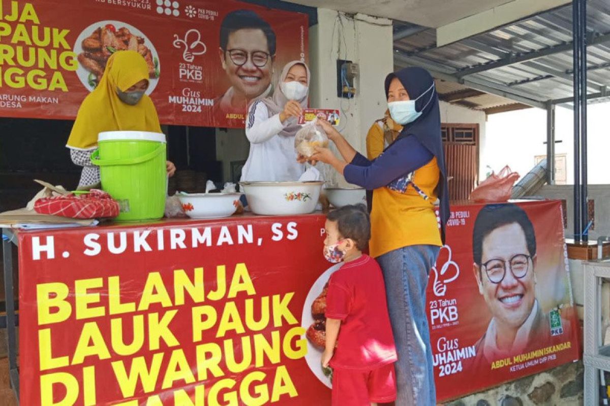 Fraksi PKB se-Jateng borong lauk di warung desa dan bagikan kepada warga