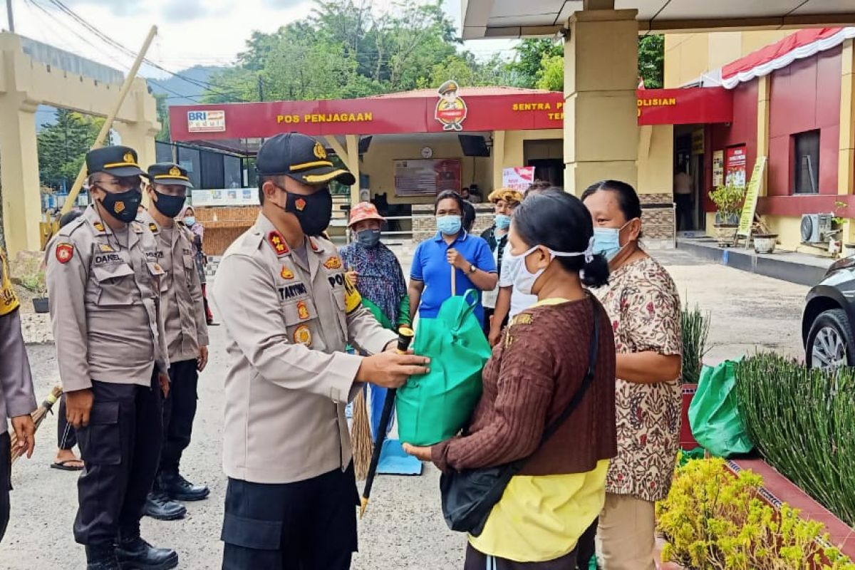 Polres Sibolga bagikan bantuan sosial kepada penyapu jalan