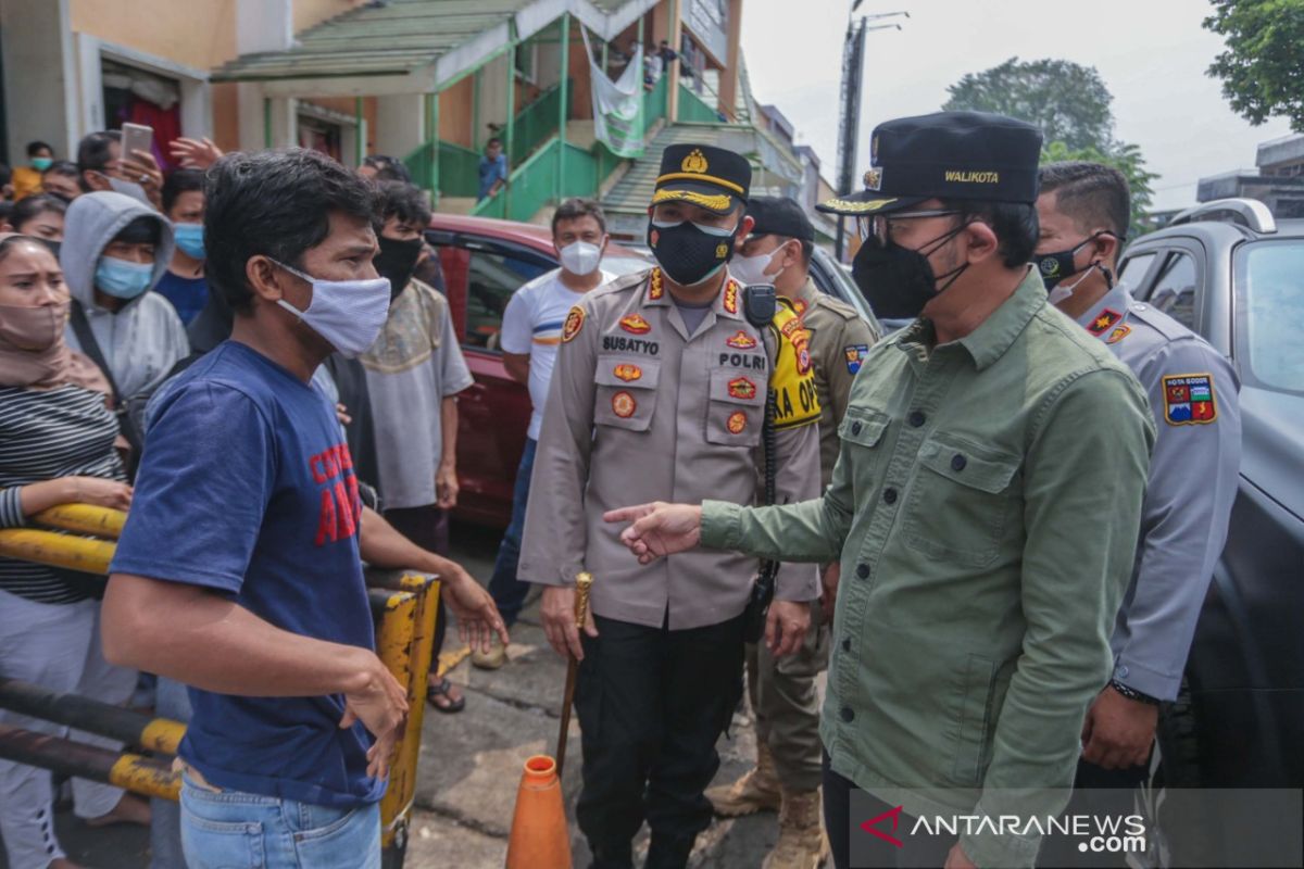 Wali Kota Bogor bagikan paket sembako untuk pedagang di Pasar Kebon Kembang