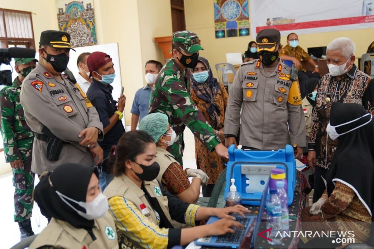 Bupati Asahan dan Kapolres tinjau vaksinasi tahap II di Aek Songsongan