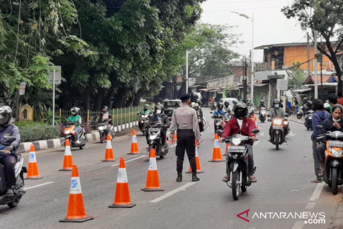 Petugas gabungan putar balik 106 kendaraan ke Depok