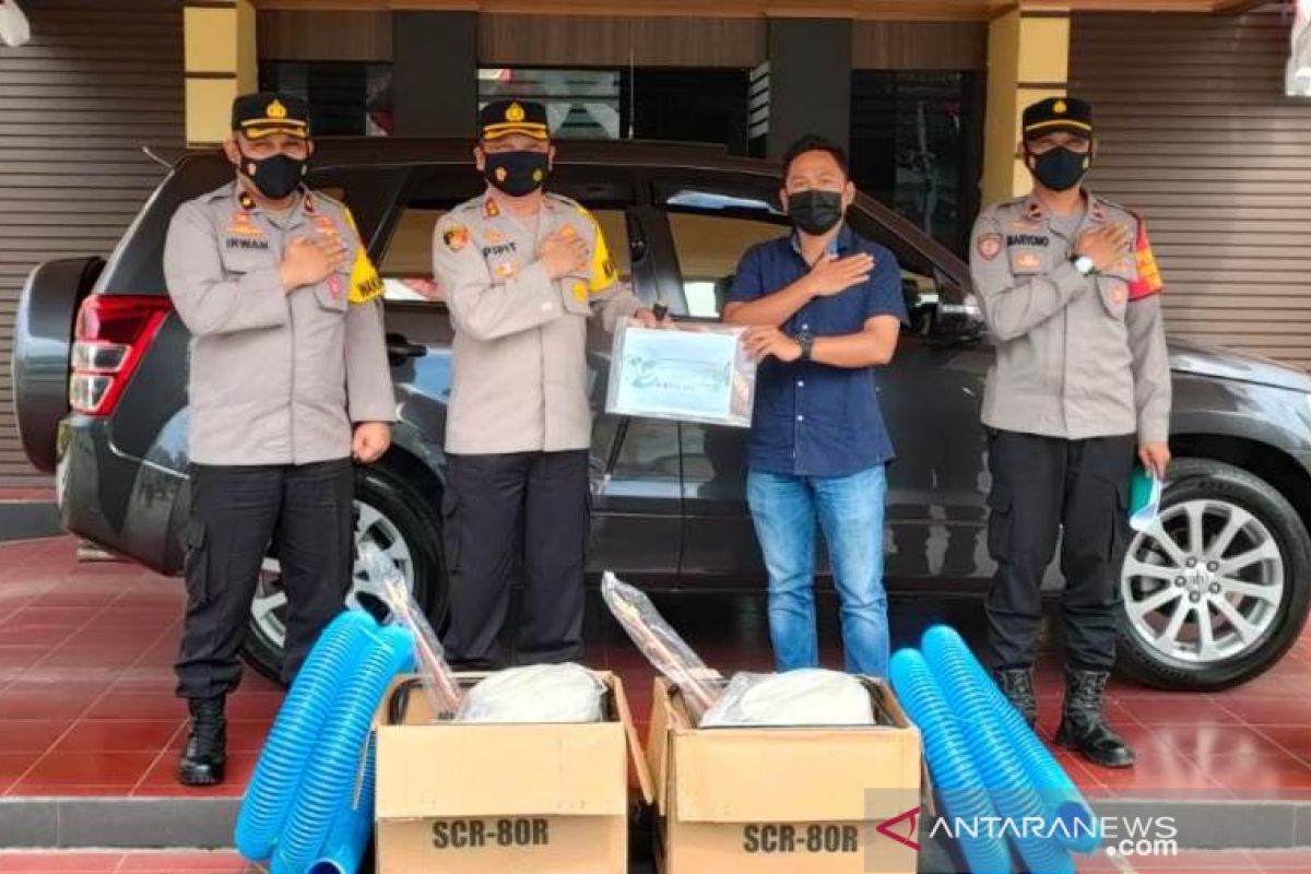 Dukung Polres Tapin antisipasi karhutla, PT TBM serahkan bantuan alat pemadam