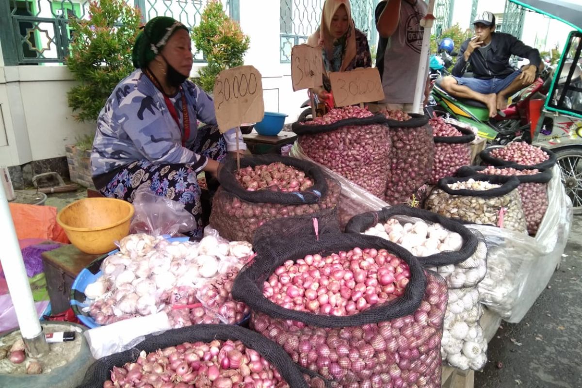 Harga bawang merah dan bawang putih di Makassar bergerak naik