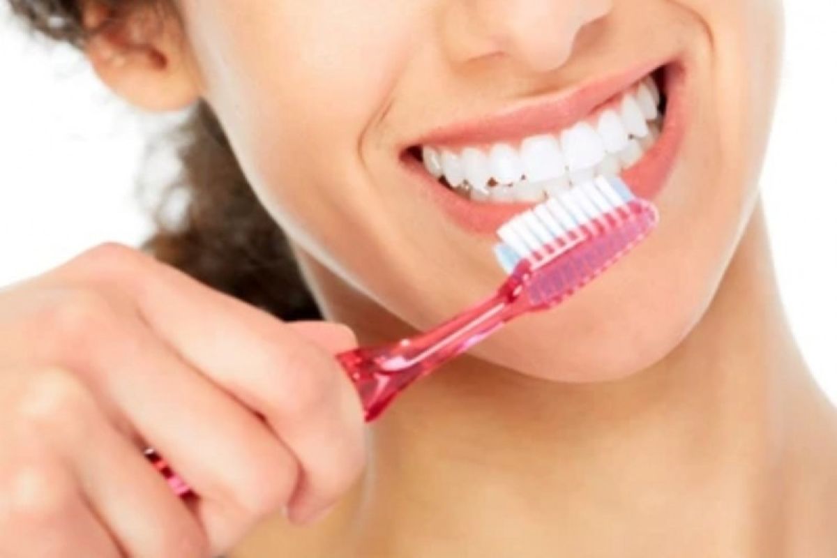 Menyikat gigi sebaiknya 30 menit setelah makan