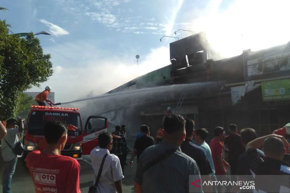 Sejumlah toko di Lambaro, Aceh Besar, terbakar