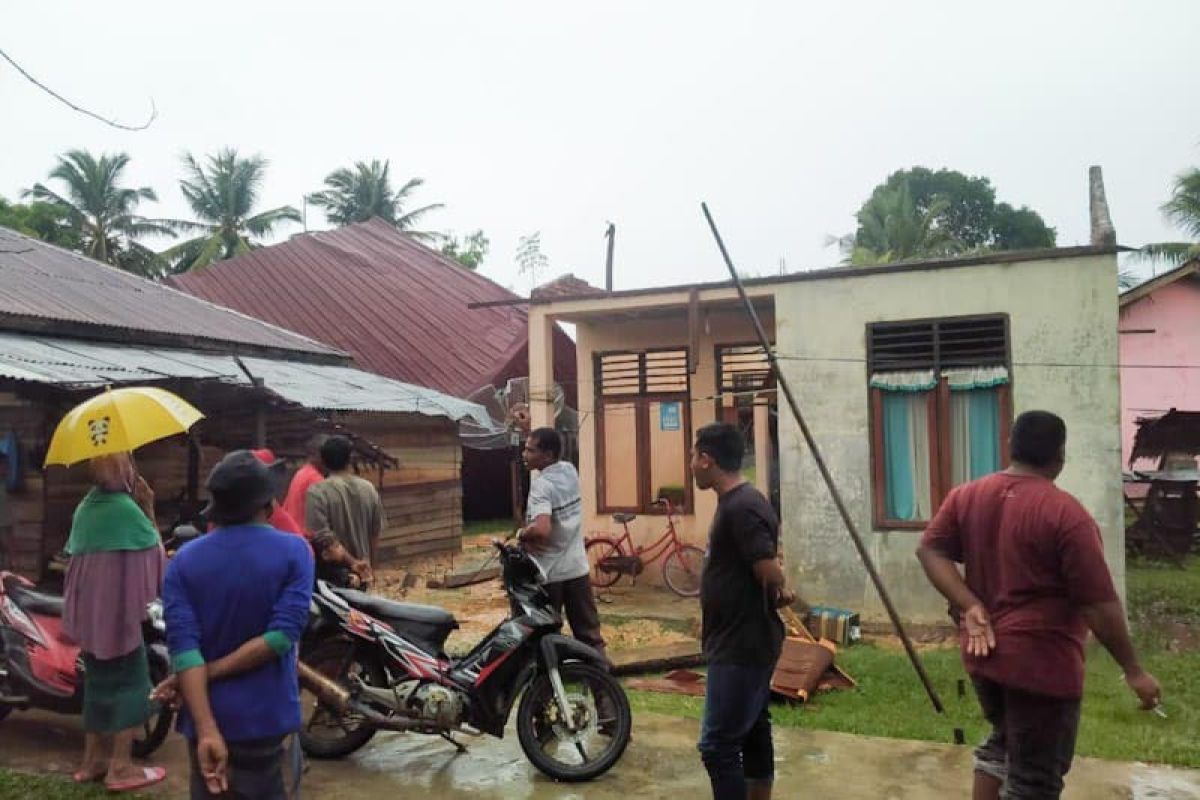 Empat rumah di Aceh Timur rusak diterjang puting beliung