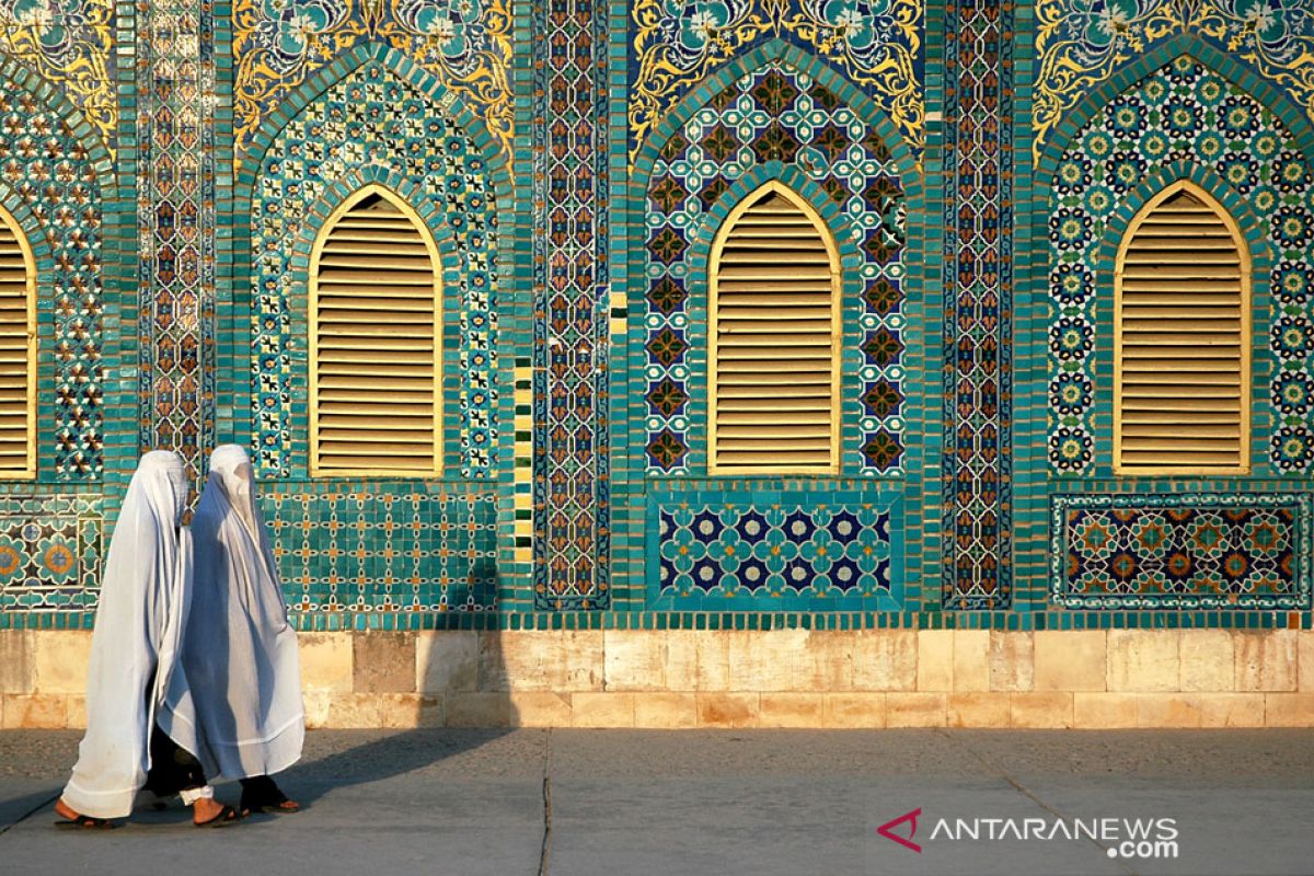 Hoaks! Foto perempuan membaca sebagai karya seniman Afghanistan