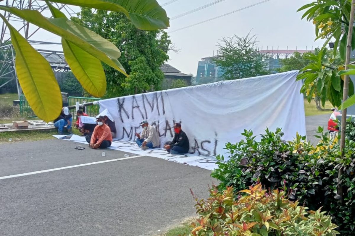 Warga tutup akses menuju RS Darurat GOR GBT Surabaya