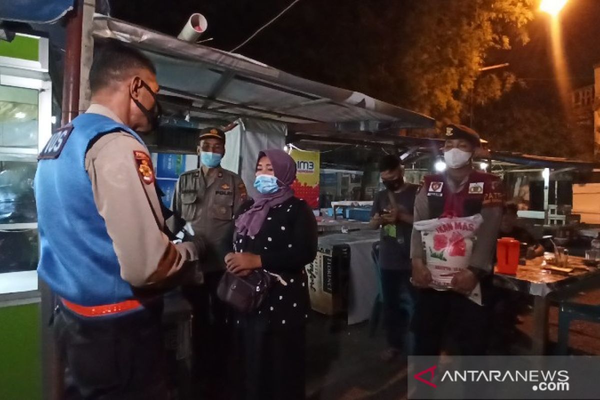 Tim gabungan salurkan bantuan sosial pedagang terdampak PPKM di  Medan