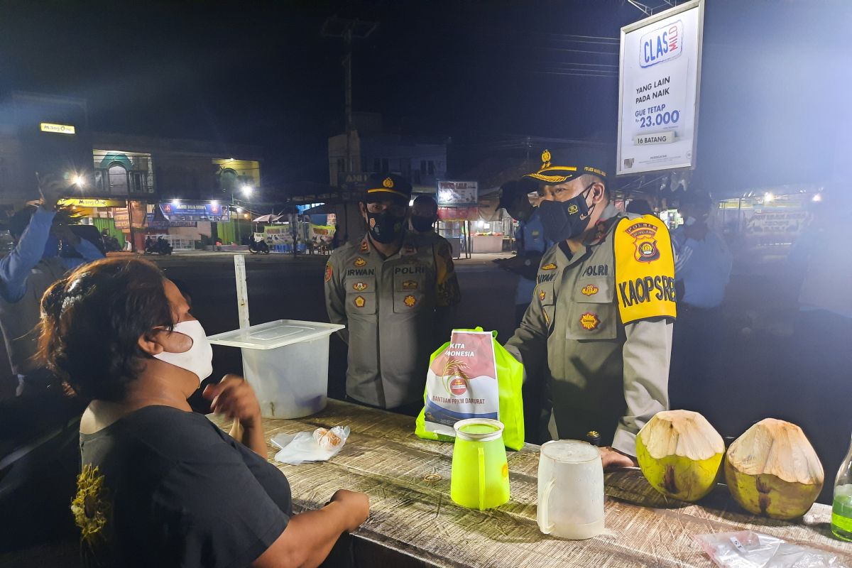 Kapolres Muarojambi bagikan sembako langsung ke rumah warga miskin