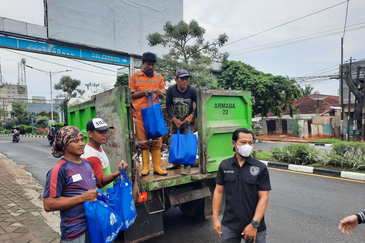 Polda Jambi bagikan paket sembako untuk petugas kebersihan