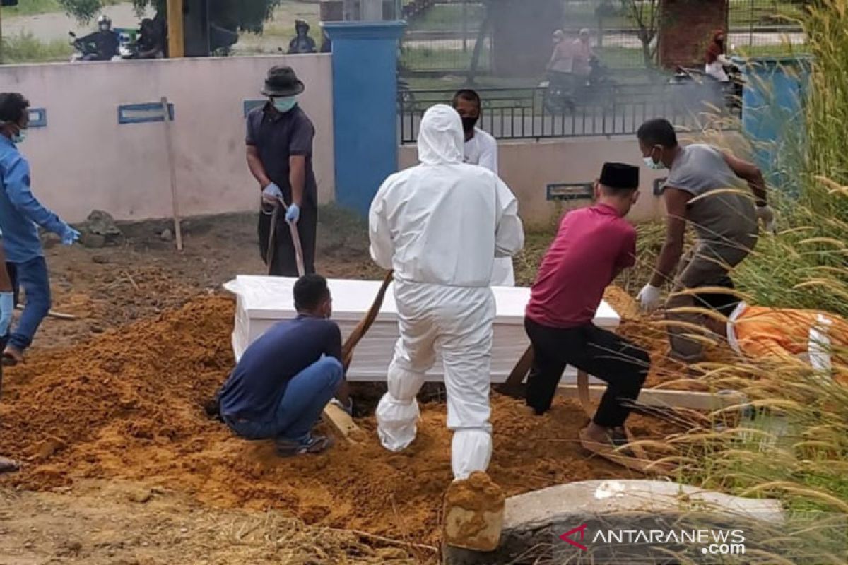 Kadinkes Bintan pusing peti jenazah pasien COVID-19 meningkat