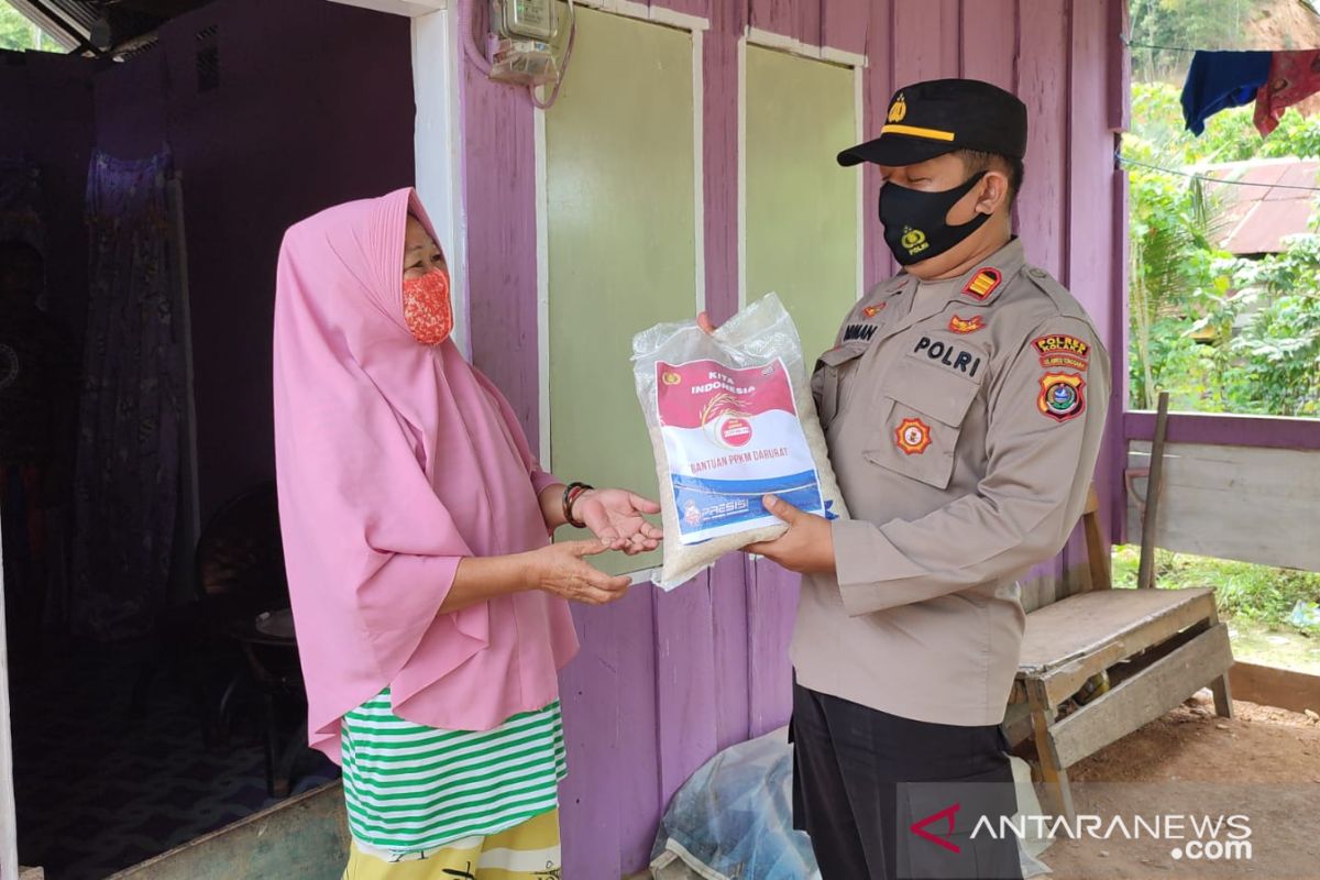 Polri dan TNI di Kolaka patroli skala besar menyalurkan bansos