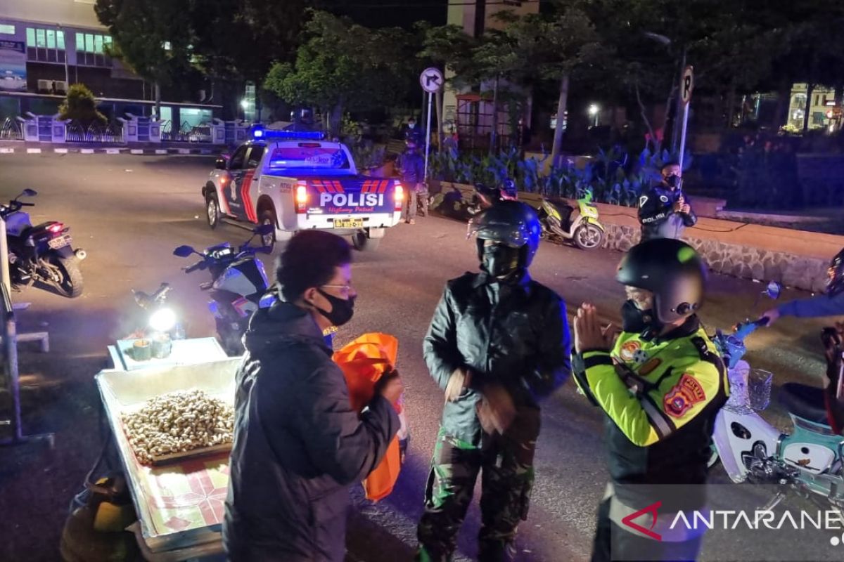 Kapolres Bukittinggi dan Dandim 0304 Agam pimpin gelar patroli skala besar dan serahkan bansos