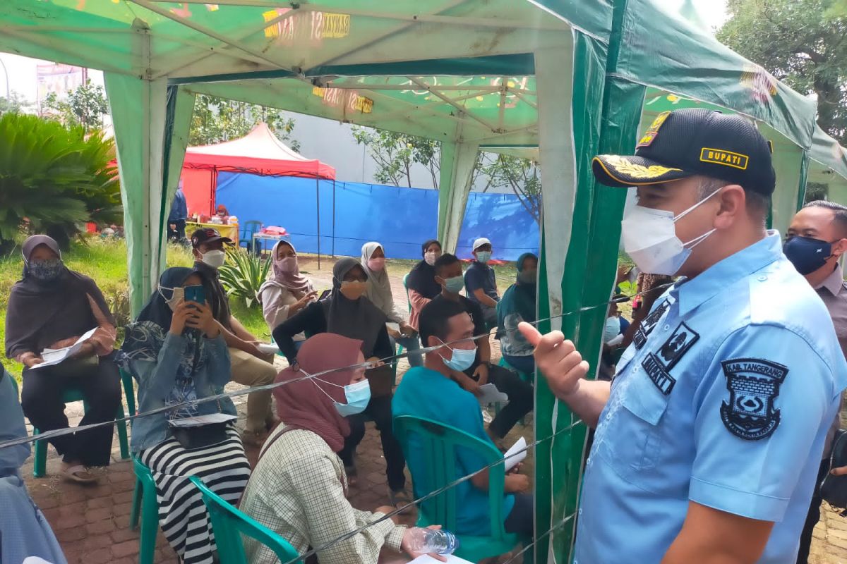 Bupati Tangerang Zaki Iskandar  tinjau vaksinasi center massal di Tangerang