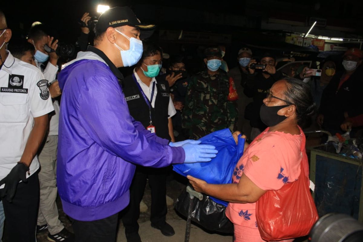 Bupati Tangerang bersama Forkopimda lakukan patroli bagikan sembako