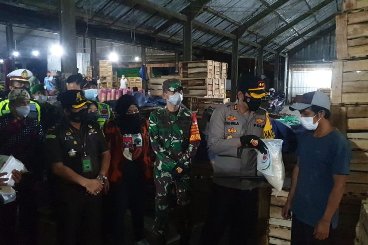 Polres Banjarnegara gelar patroli skala besar dan bagikan sembako kepada warga