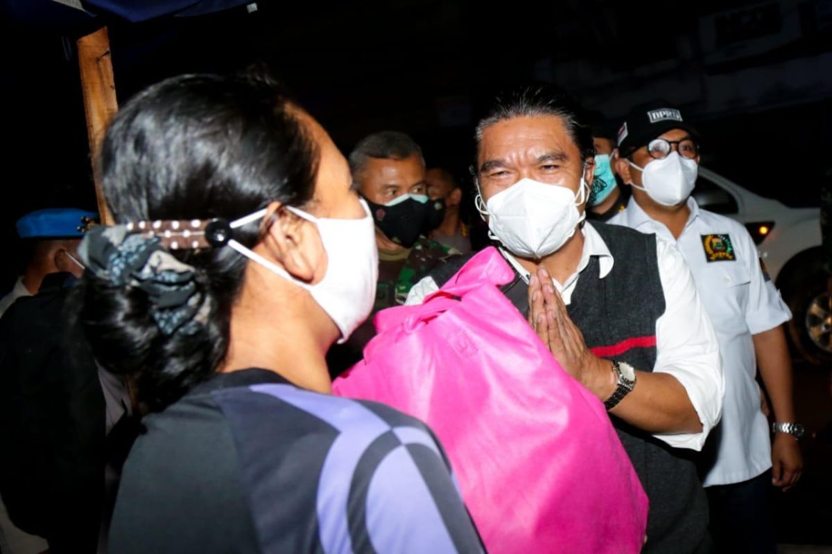 Forkopimda Banten bagikan bansos bagi warga terdampak PPKM