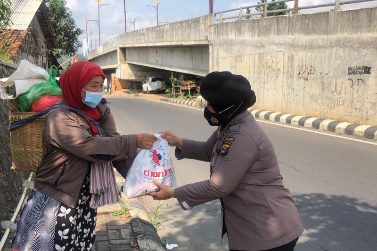 Polda Lampung bagikan paket sembako bagi masyarakat terdampak PPKM
