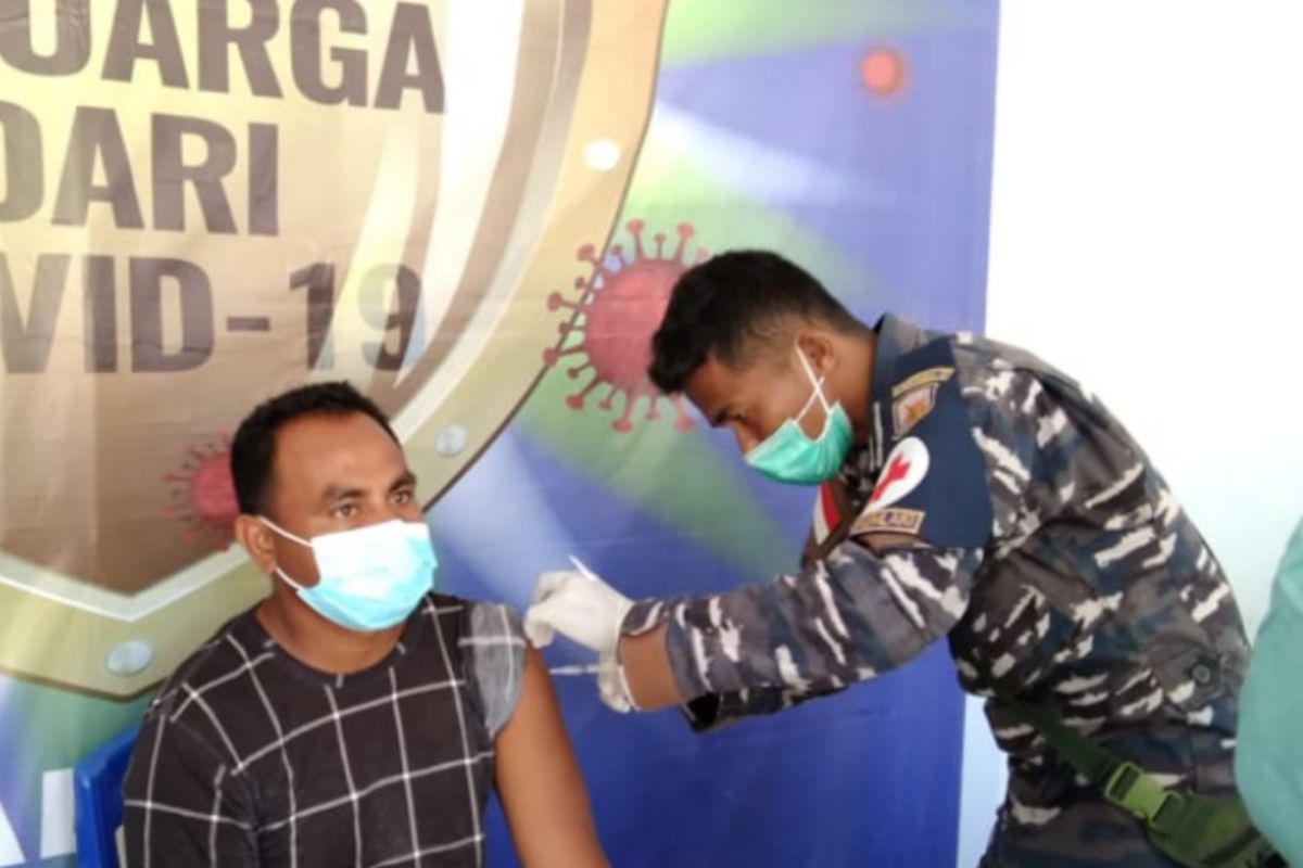 TNI AL kerahkan Nakes bantu vaksinasi di RSUD Saumlaki Maluku, perangi corona