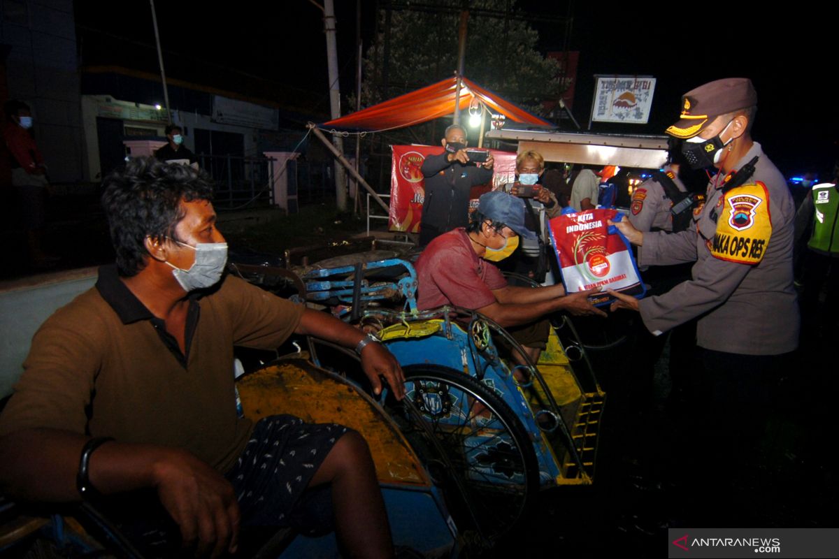 Polri distribusikan 723.773 paket sembako dan 3.863 ton beras selama PPKM