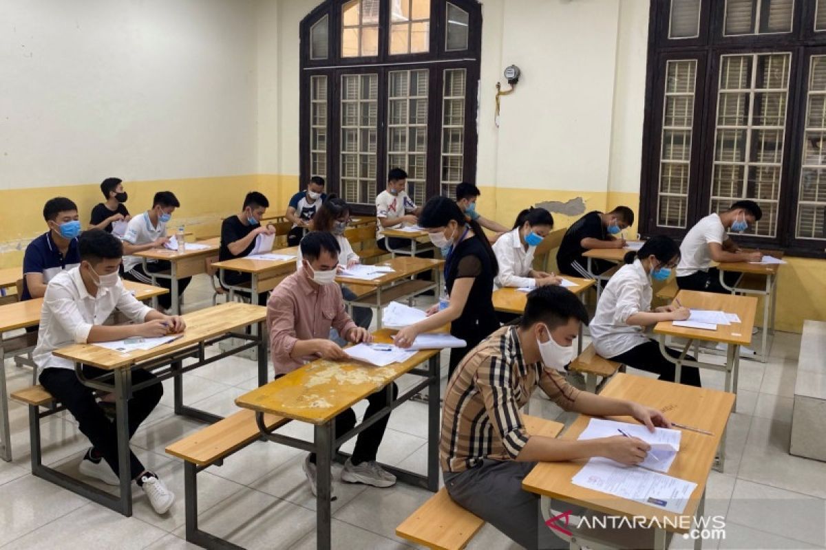 Sekolah di Vietnam kembali dibuka setelah tutup satu tahun