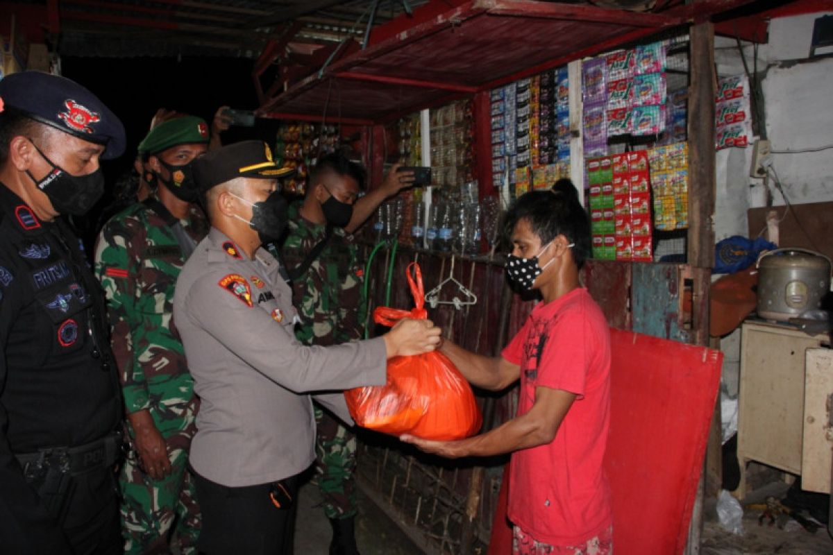 Bagikan Bansos ke warga, Polda Sulut bersama TNI gelar Patroli Skala Besar