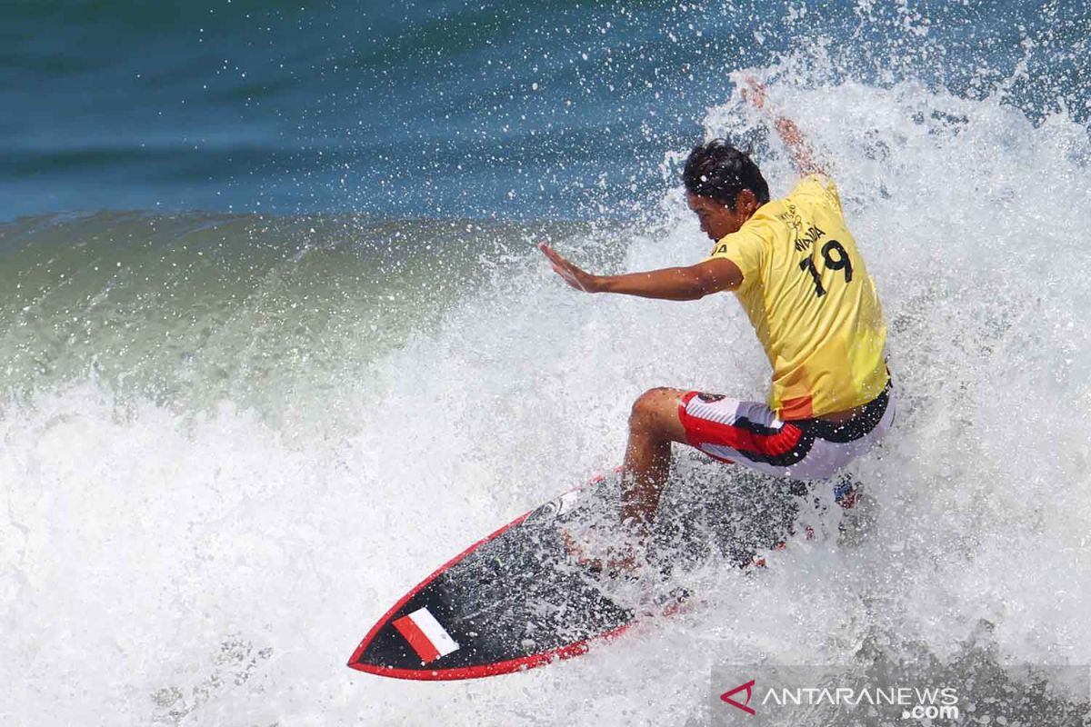 Rio Waida kesulitan berburu ombak karena angin kencang