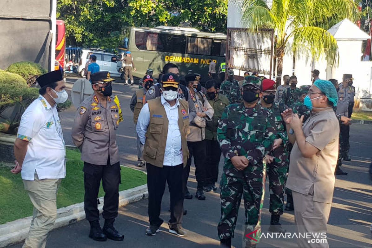 TNI-Polri bantu lacak kontak pasien COVID-19 di perkampungan