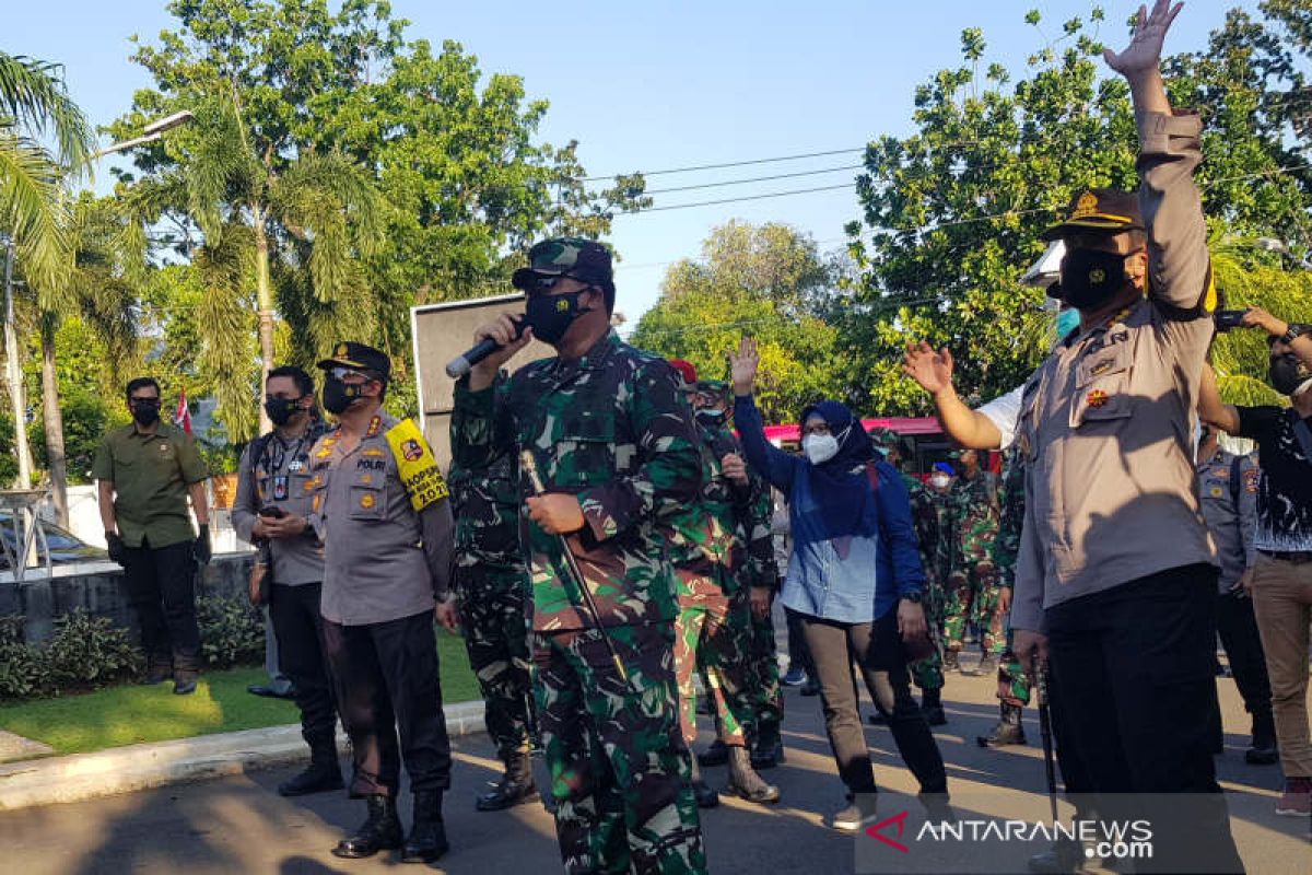 Panglima TNI sambangi pasien COVID-19 di tempat isolasi Semarang