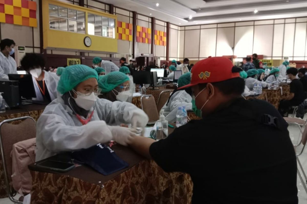 Ribuan pelajar ikuti kegiatan Vaksinasi COVID-19 di Itenas Bandung
