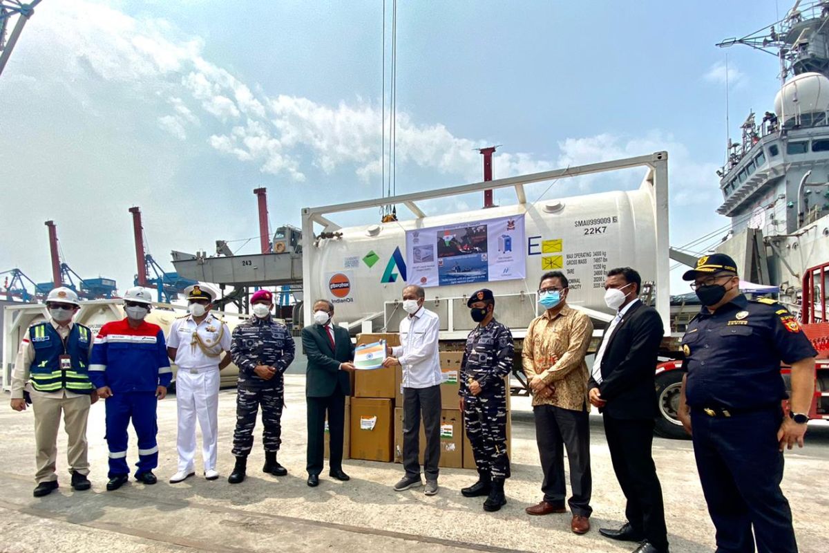 Indonesia receives 300 oxygen concentrators from India