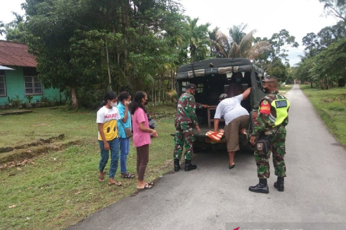 Aparat TNI bantu jemput warga Biak untuk divaksin COVID-19