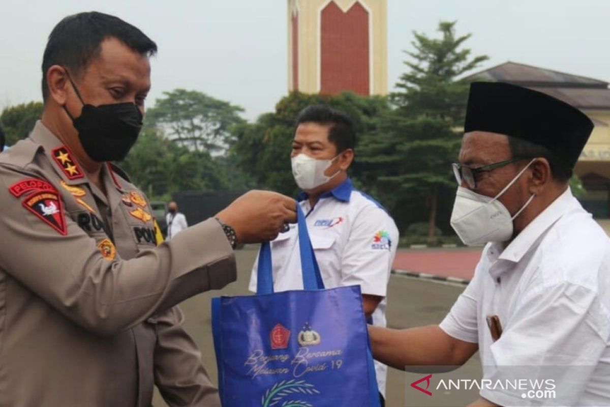 Setelah program vaksinasi, Polda Banten salurkan 1.200 paket sembako untuk kalangan pekerja