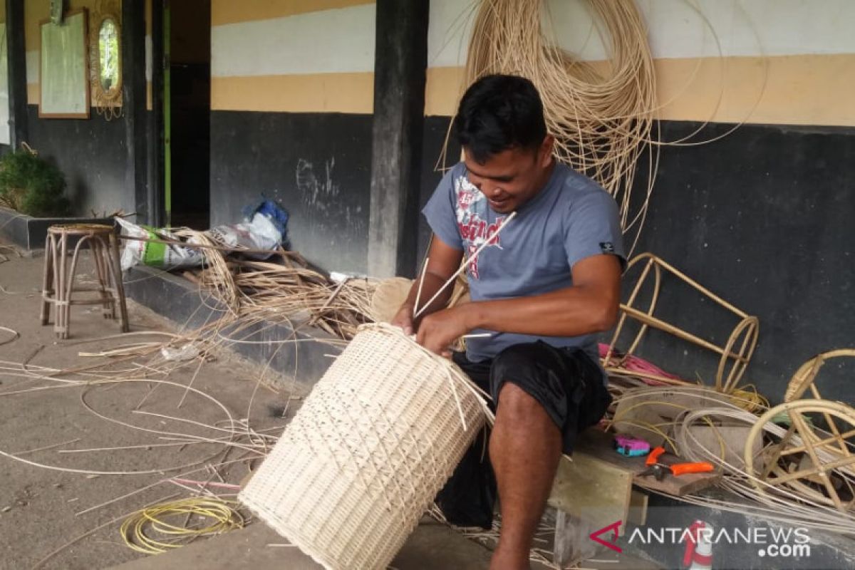 Galery kerajinan rotan, upaya menggali potensi Desa Piantus