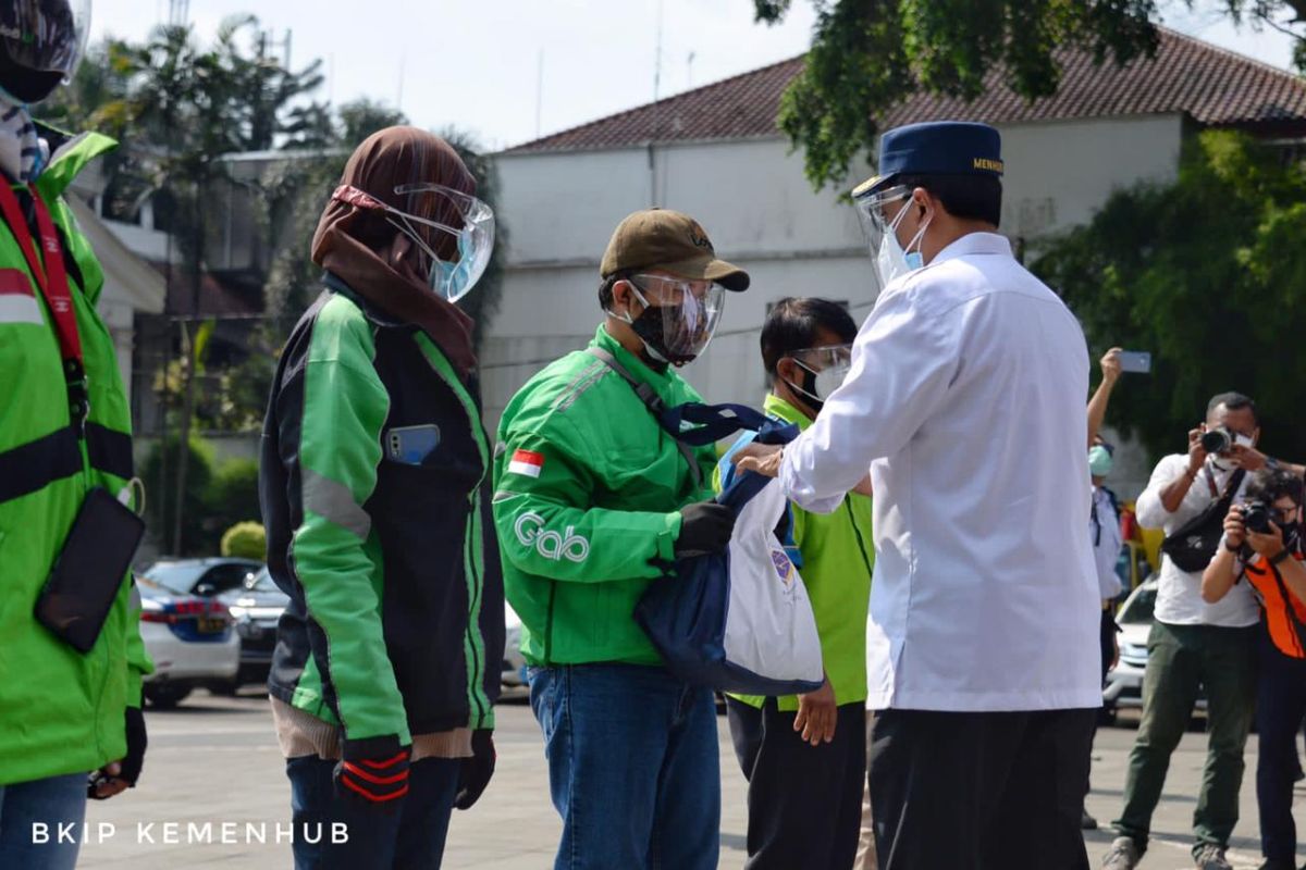 Menko Perekonomian dan Menhub bagi-bagi sembako pada pengemudi di Bogor