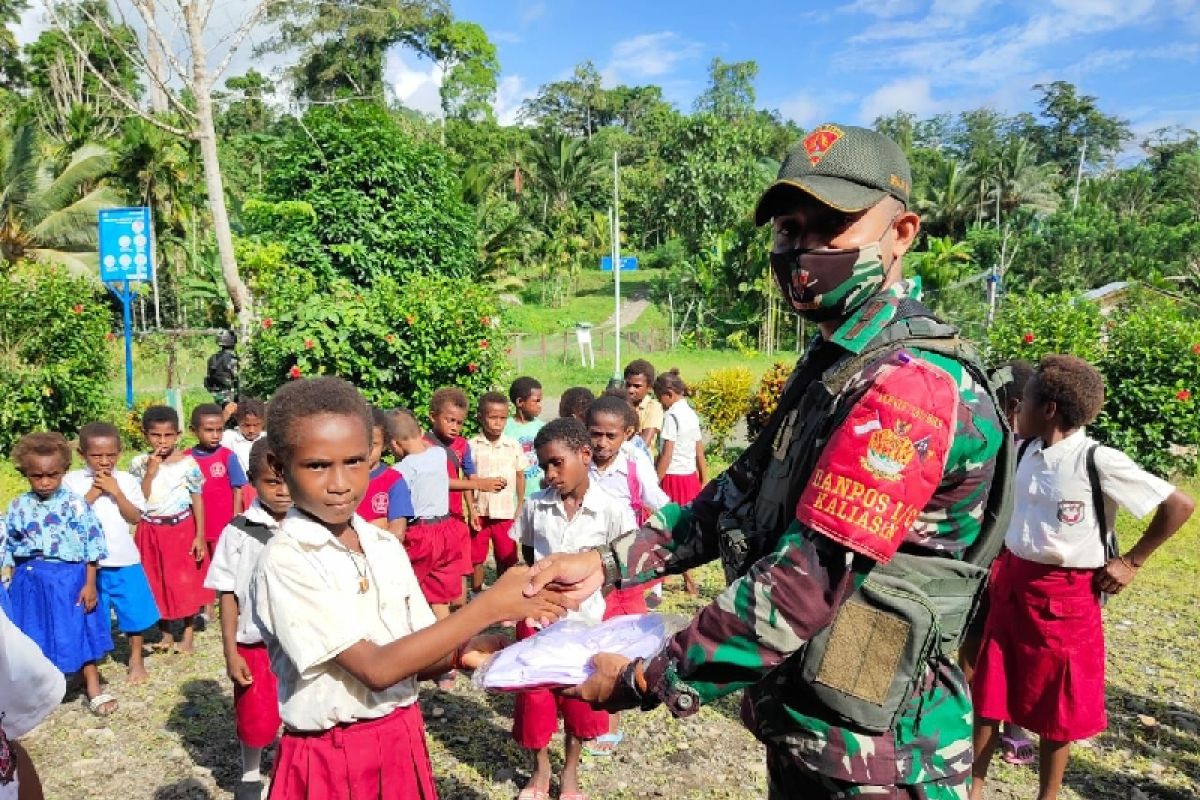 Satgas TNI Yonif 131 bagikan seragam sekolah di perbatasan saat Hari Anak Nasional