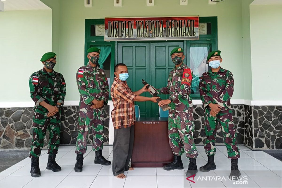 Warga Temajuk serahkan senpi rakitan ke Satgas Pamtas